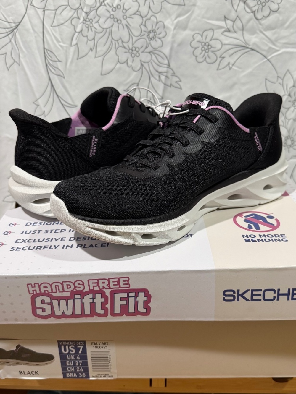 Skechers Women’s Glide Step Sneaker in Black — Size 7 (NEW IN BOX)